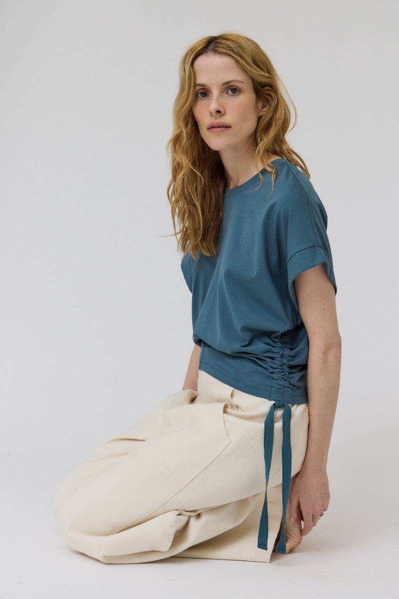 Side Scrunch Tee in Lake